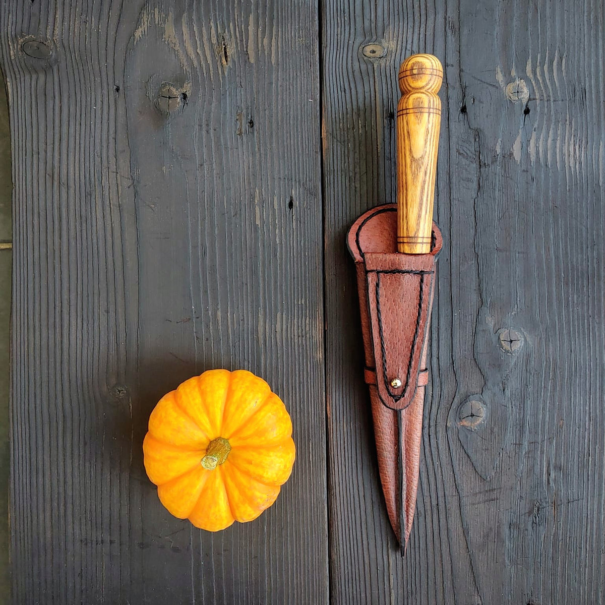 Gaucho Knife – EN45 Steel Blade, Ash Wood Handle & Vegetable-Tanned Leather Sheath